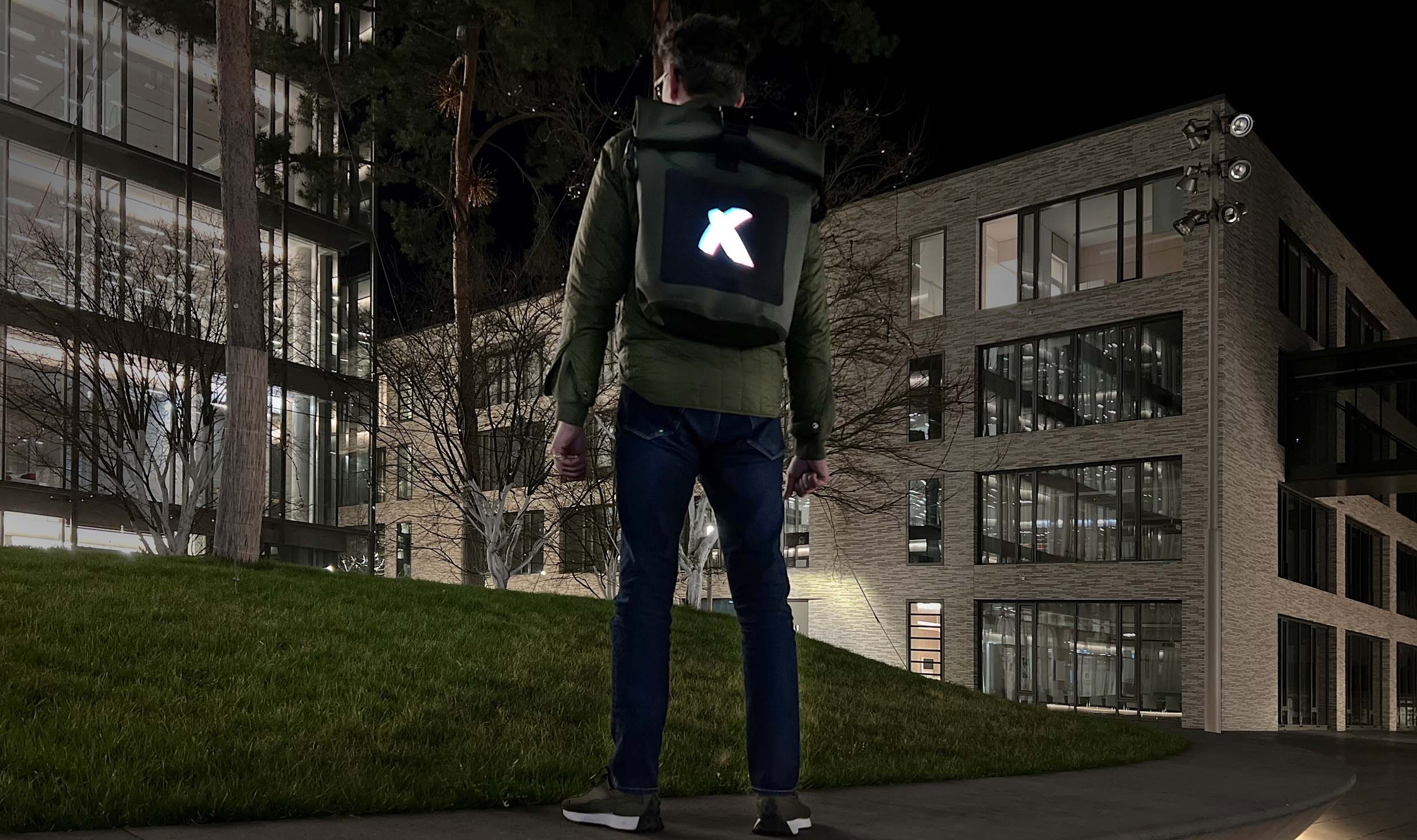 Leuchtendes Logo auf Rucksack hergestellt mit X-TENSE